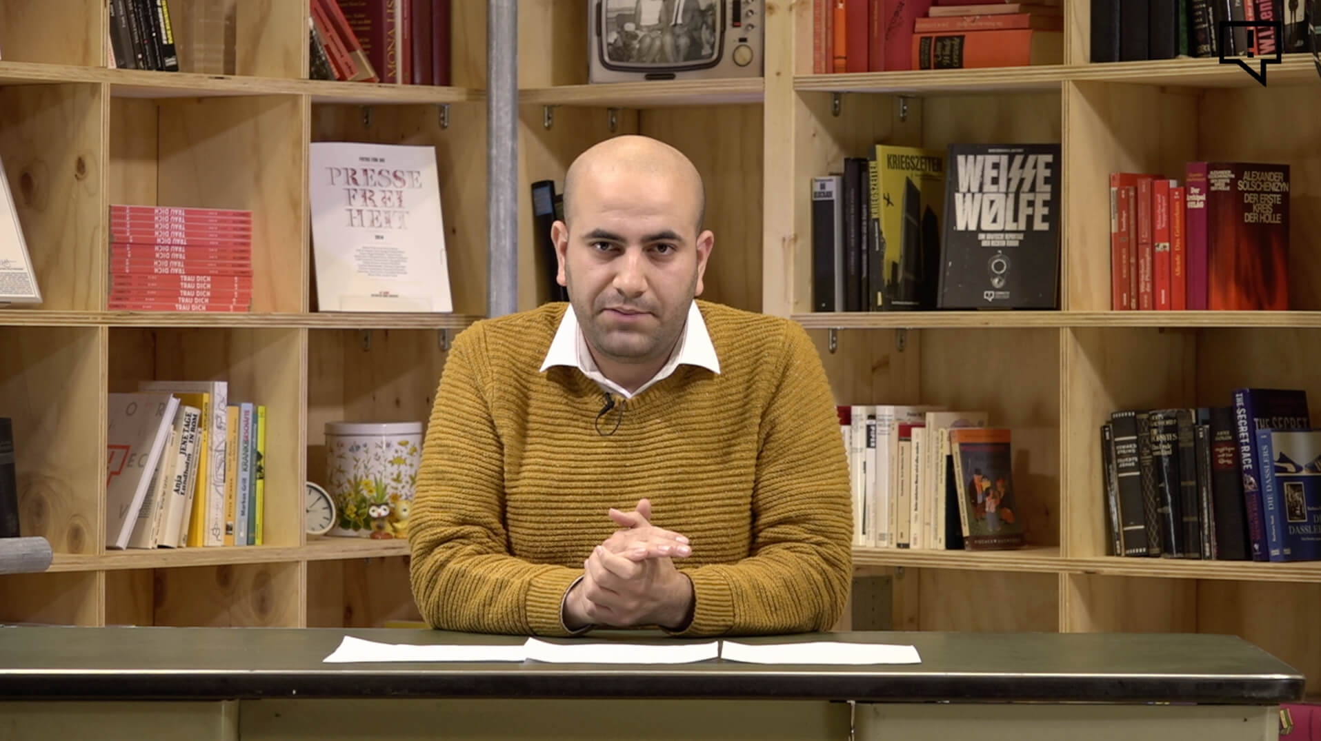 Journalist Bassel sitzt im Studio CORRECTIV und schaut in die Kamera