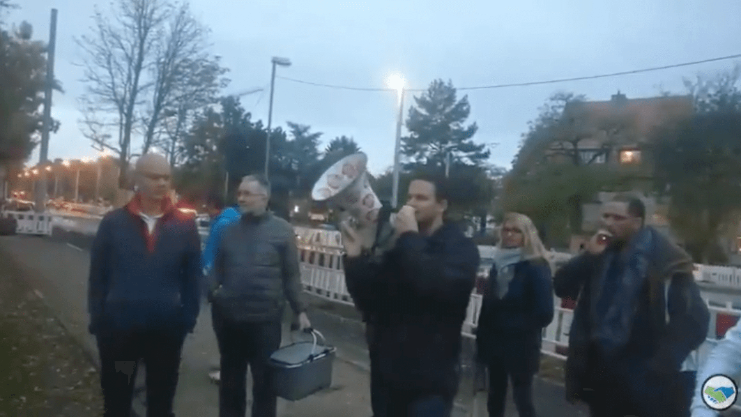 Demonstranten vor der Georg-Büchner-Schule in Darmstadt.