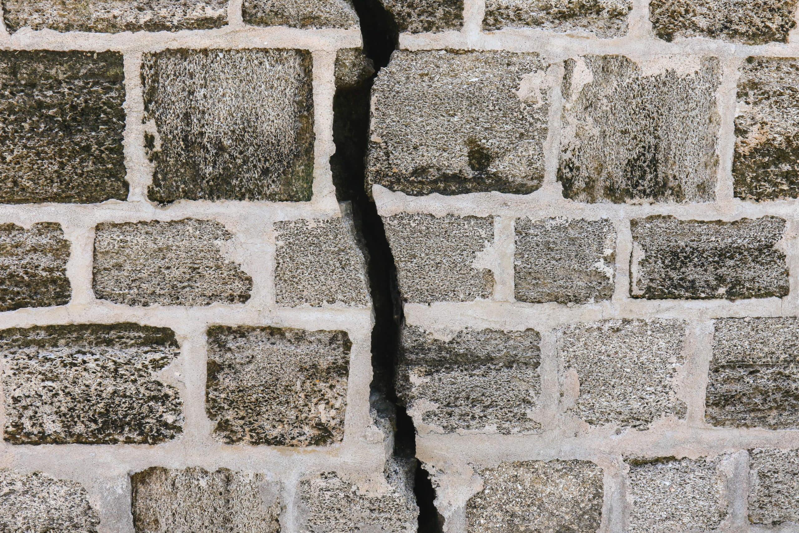 Eine Mauer mit Rissen