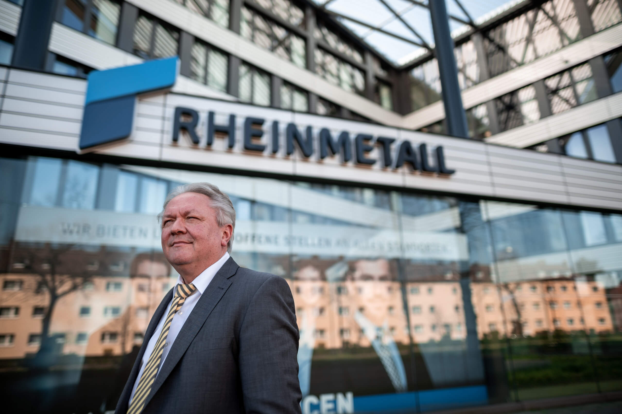 Foto von Armin Papperger vor Rheinmetall-Gebäude