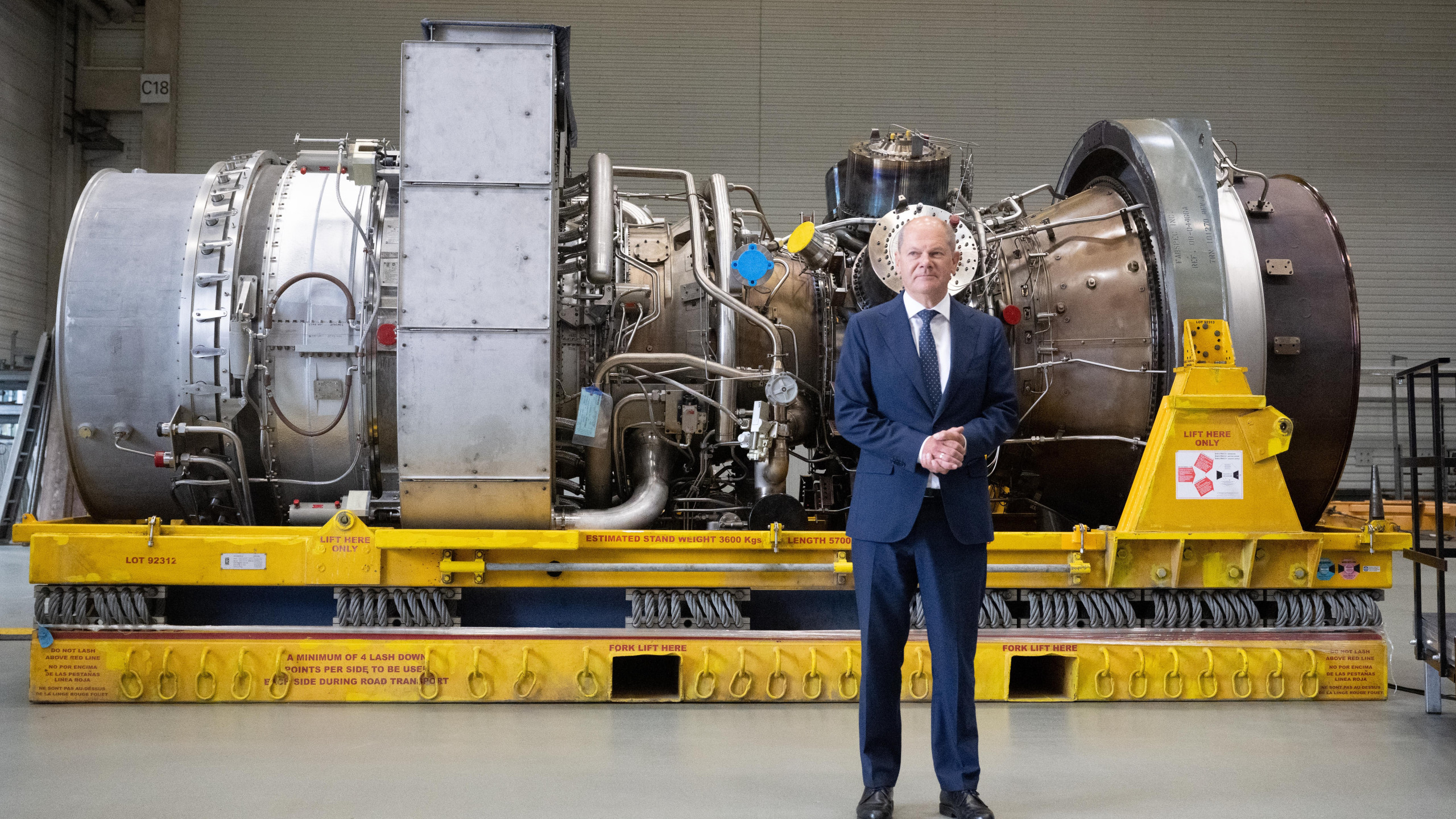Olaf Scholz in Mülheim an der Ruhr vor der Gasturbine aus Nord Stream 1