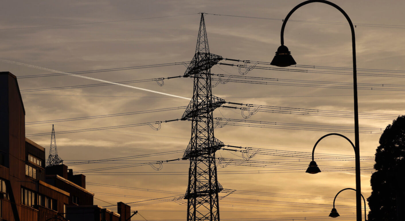 Symbolbild-Blackout-Laterne-und-Strommast