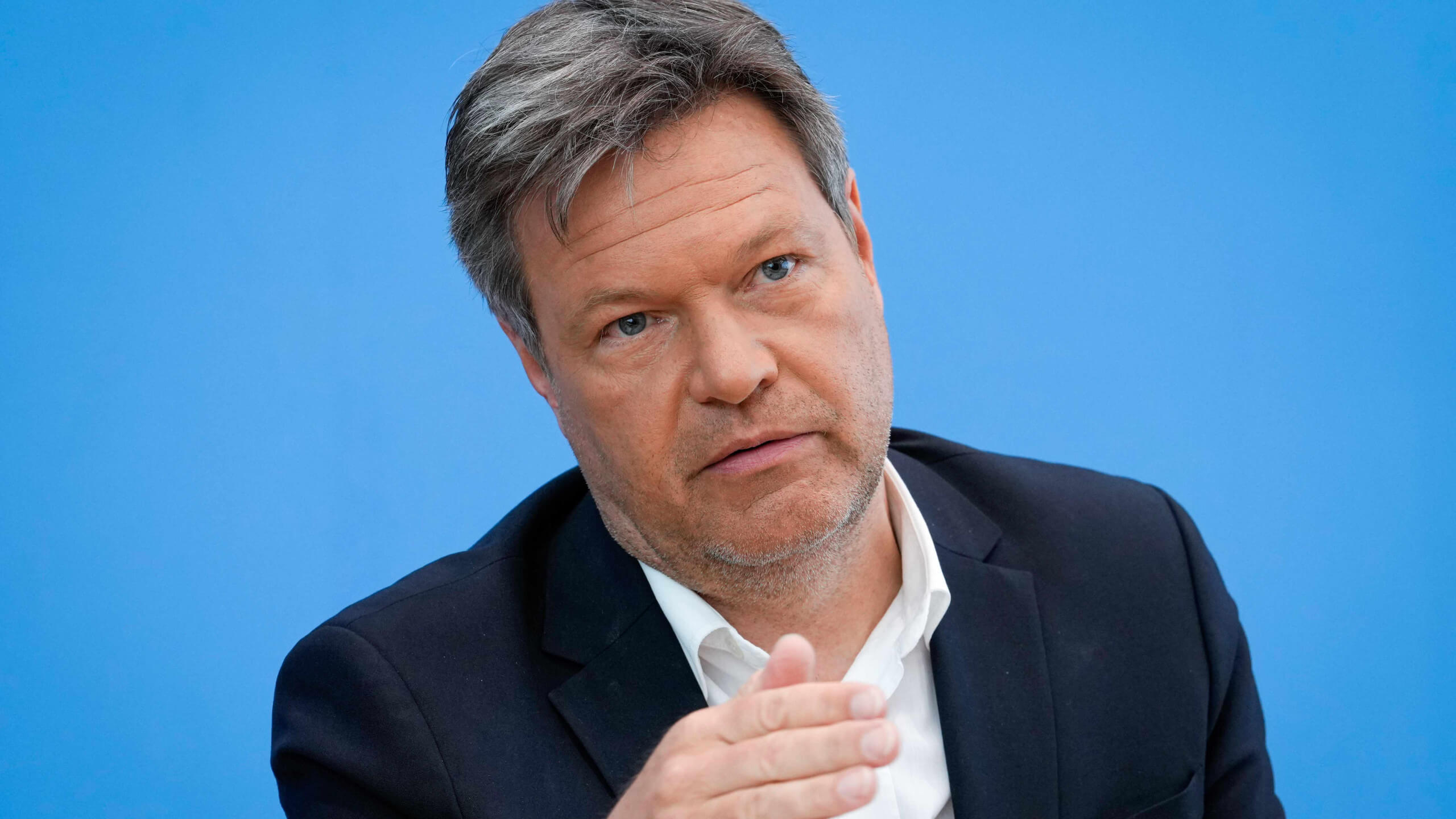 Robert Habeck bei der Bundespressekonferenz in Berlin am 19. April. Dort spricht er über das Gebäudeenergiegesetz und ein Förderkonzept für erneuerbares Heizen.
