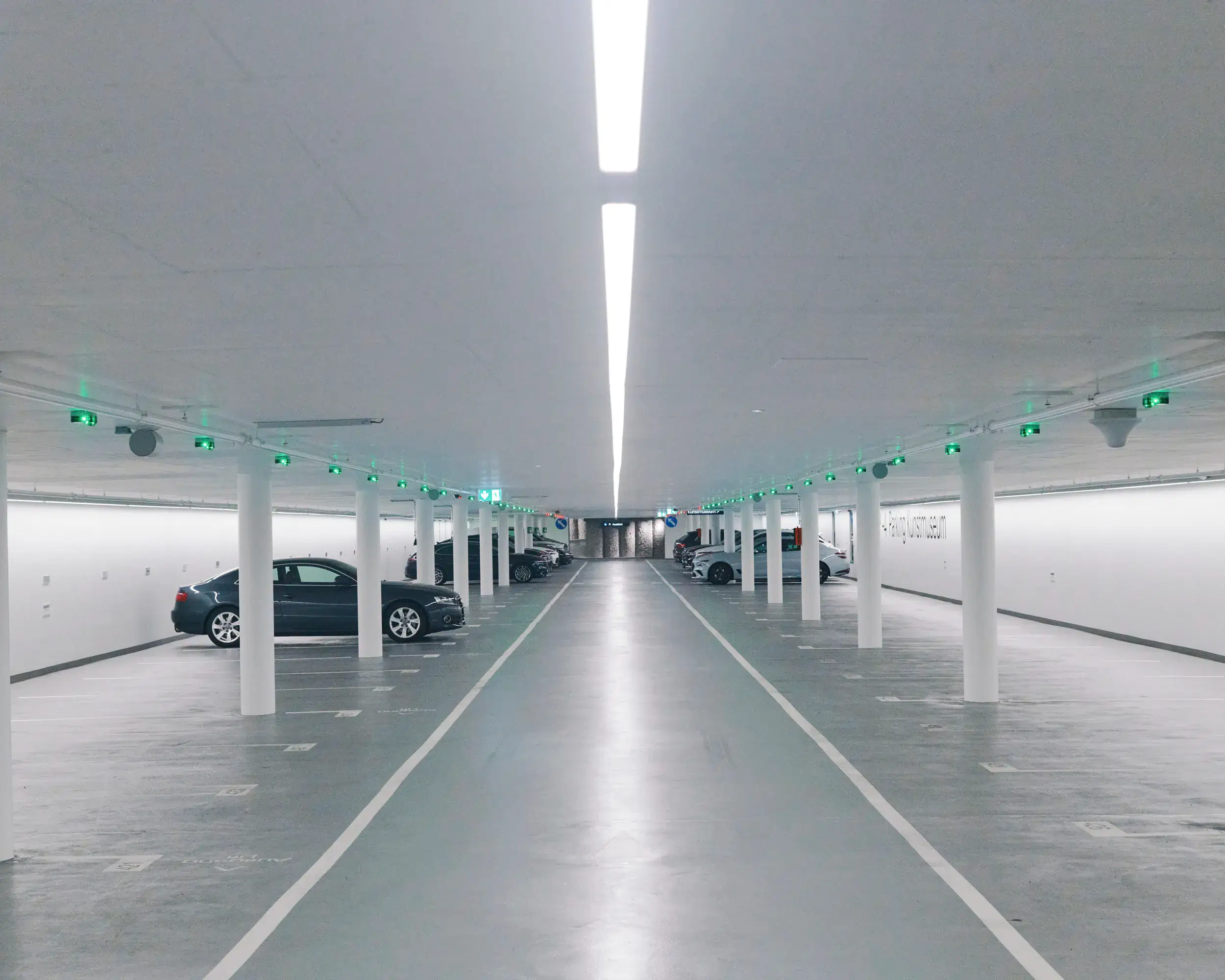 Tiefgarage mit vielen leeren Parkplätzen