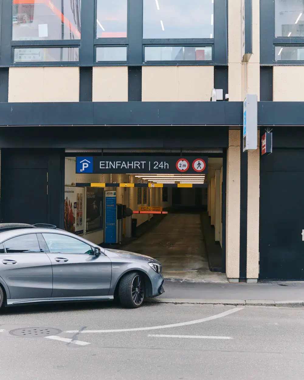 Tiefgarage mit vielen leeren Parkplätzen