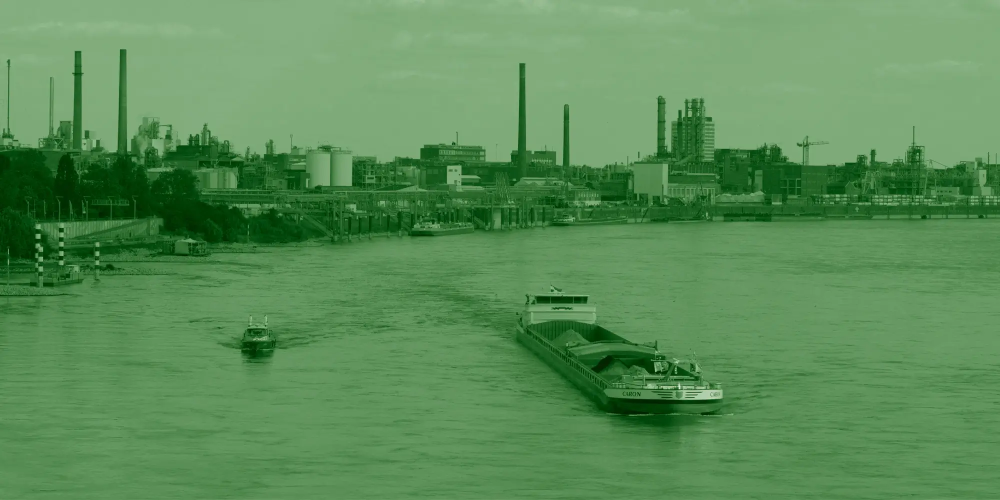 Blick vom Rhein auf den CURRENTA CHEMPARK Leverkusen