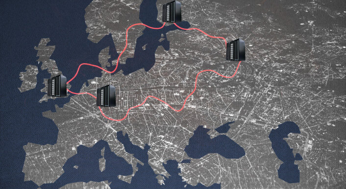 Europakarte mit einer roten Linie, die von Moskau nach London, nach Helsinki, nach Frankfurt und wieder zurück nach Moskau führt. In den genannten Städten stehen Servertürme – es ist die Infrastruktur der russischen Kampagne Doppelgänger