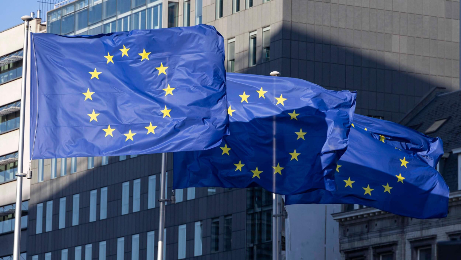 EU-Flaggen vor einem Gebäude in Brüssel – die Europäische Union diskutiert aktuell über Sanktionen gegen Russland