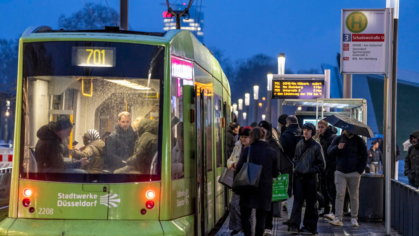 Rheinbahn an einer Haltestelle in Düsseldorf