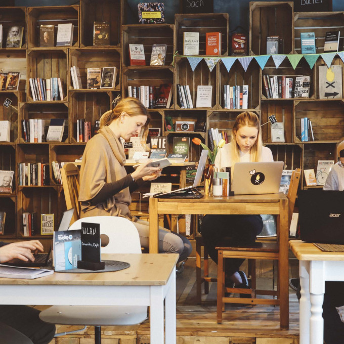 Der CORRECTIV- Buchladen in Essen beherbergt in den kommenden zwei Wochen unsere Faktencheck-Redaktion. (Foto: CORRECTIV)